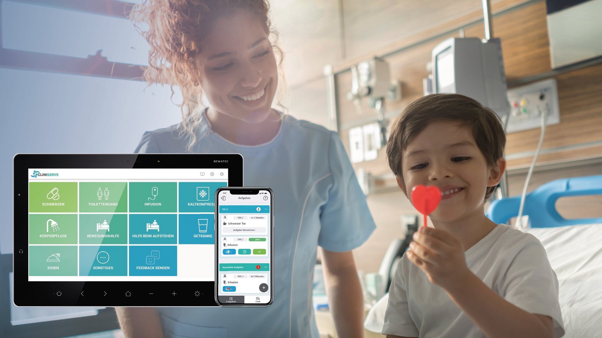 Lächelnde Pflegerin und lächelnder Junge mit Herz-Lolli im Krankenhausbett. Im Vordergrund: CLINISERVE Service-Call auf BEWATEC Tablet und Smartphone.