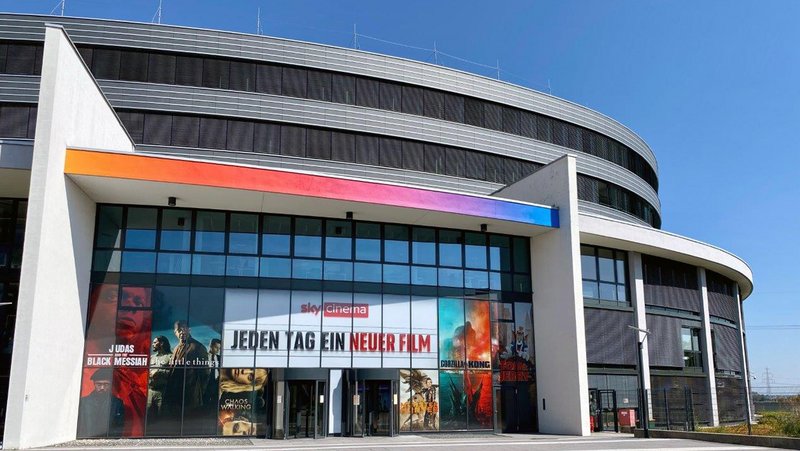 BEWATEC Third Party Partner | Sky Deutschland, Firmengebäude mit Plakaten zu Sky Cinema