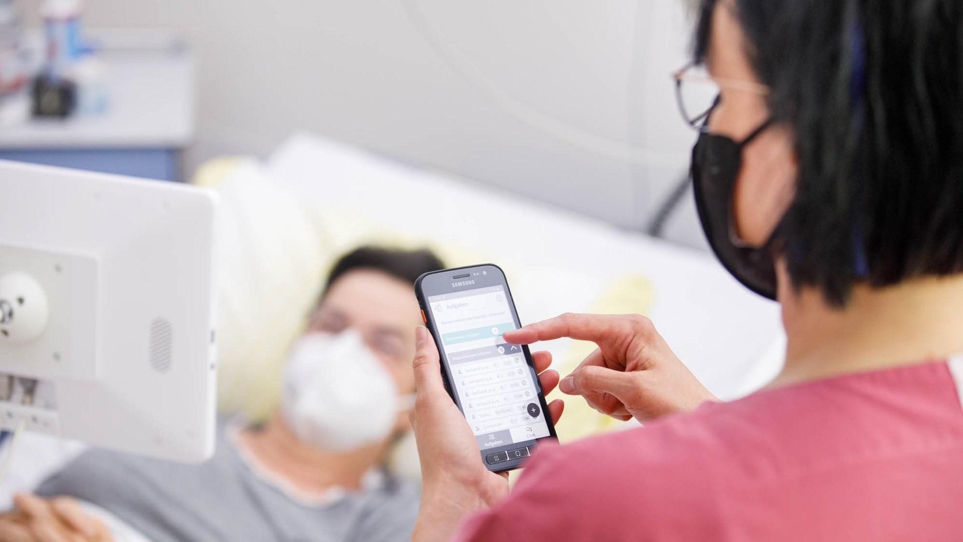 BEWATEC Referenzen l Pflegekraft im Krankenhaus nutzt Service Call auf Smartphone