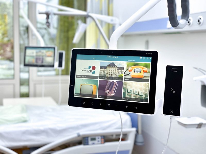 BEWATEC Referenzen l BEWATEC Tablet am Patientenbett mit BEWATEC.ConnectedCare Plattform auf Monitor