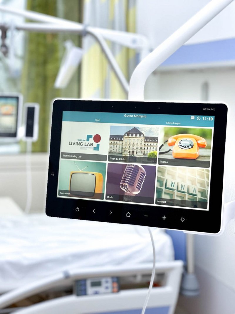 BEWATEC Referenzen l BEWATEC Tablet am Patientenbett mit BEWATEC.ConnectedCare Plattform auf Monitor