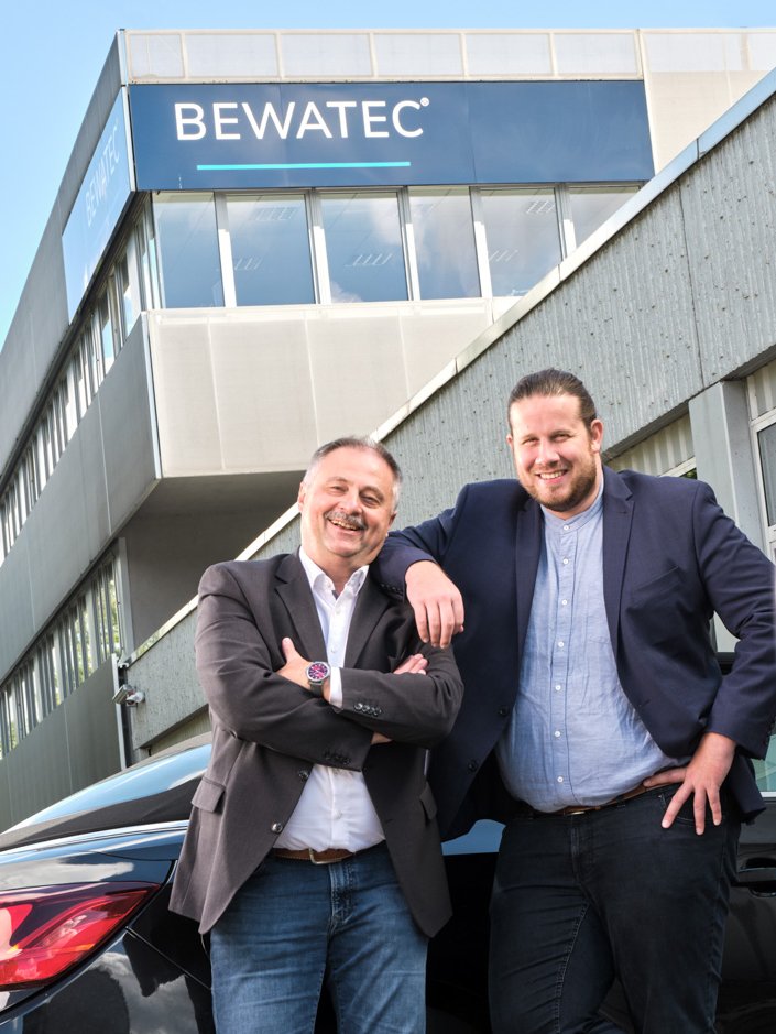 BEWATEC Regional Sales Manager, Peter Hoheisel und Alexander Grüneberg, vor BEWATEC Zentrale in Telgte